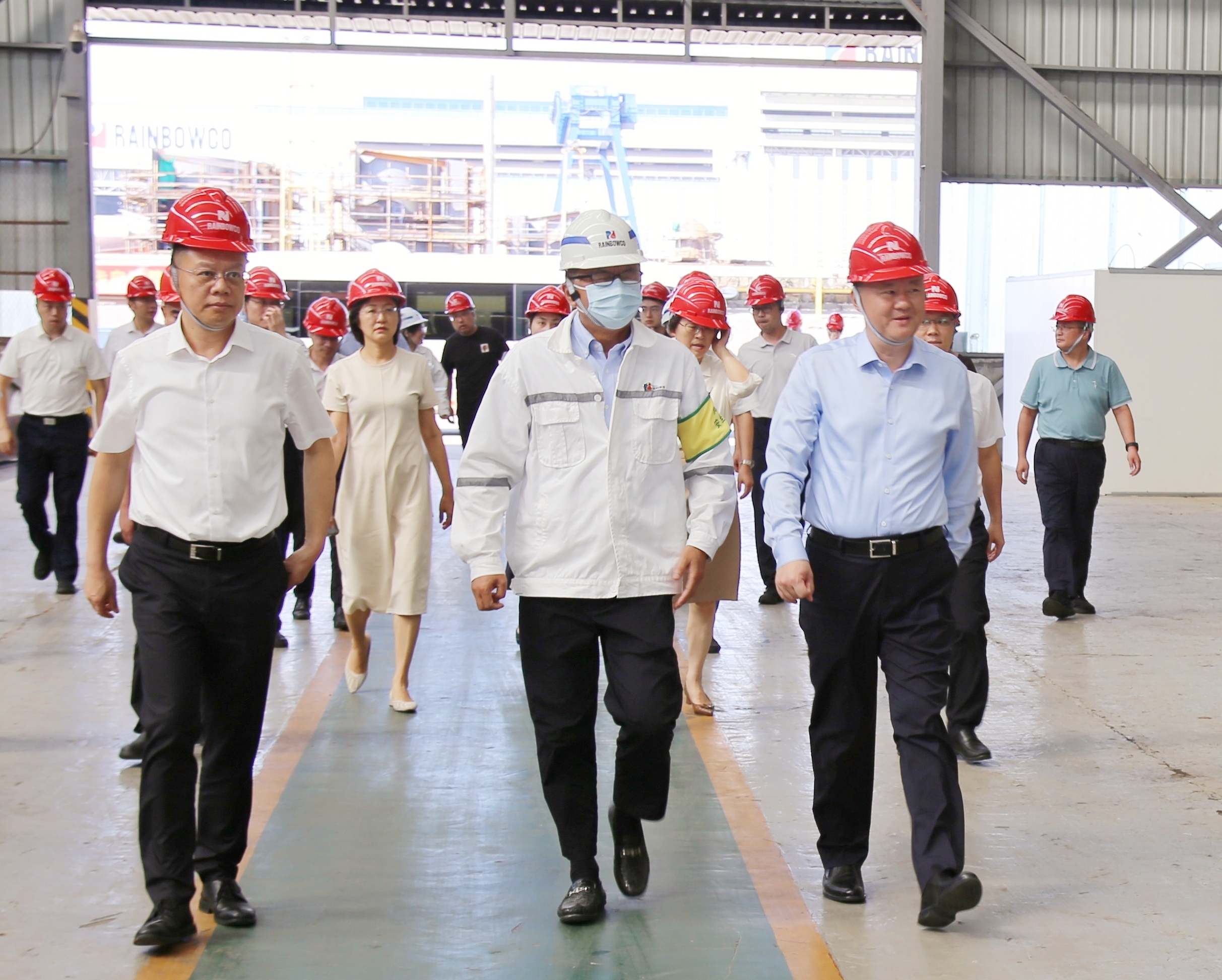 启东市委书记杨中坚一行莅临子公司威廉希尔海洋焊接培训车间开展现场调研(图1)