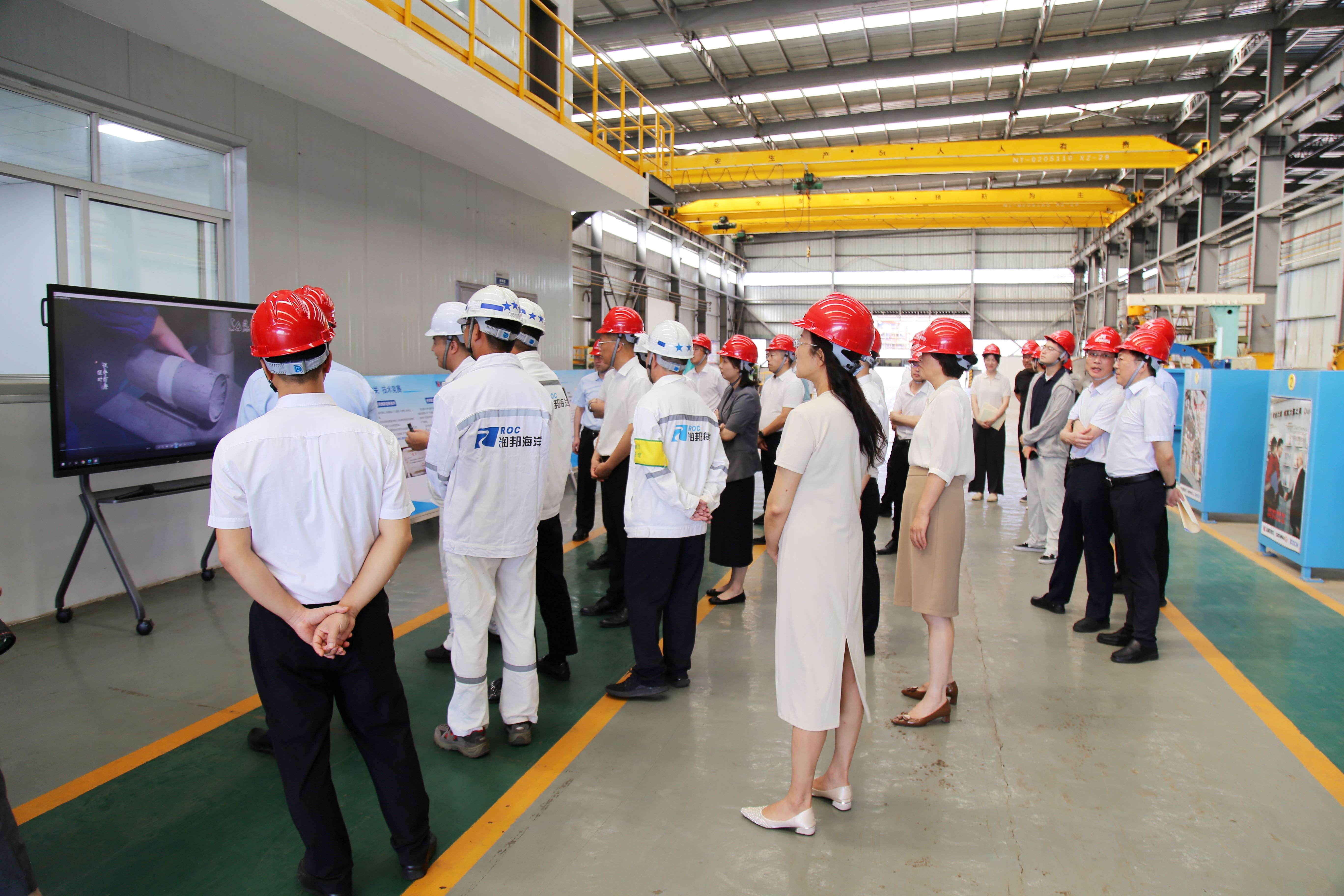 启东市委书记杨中坚一行莅临子公司威廉希尔海洋焊接培训车间开展现场调研(图2)