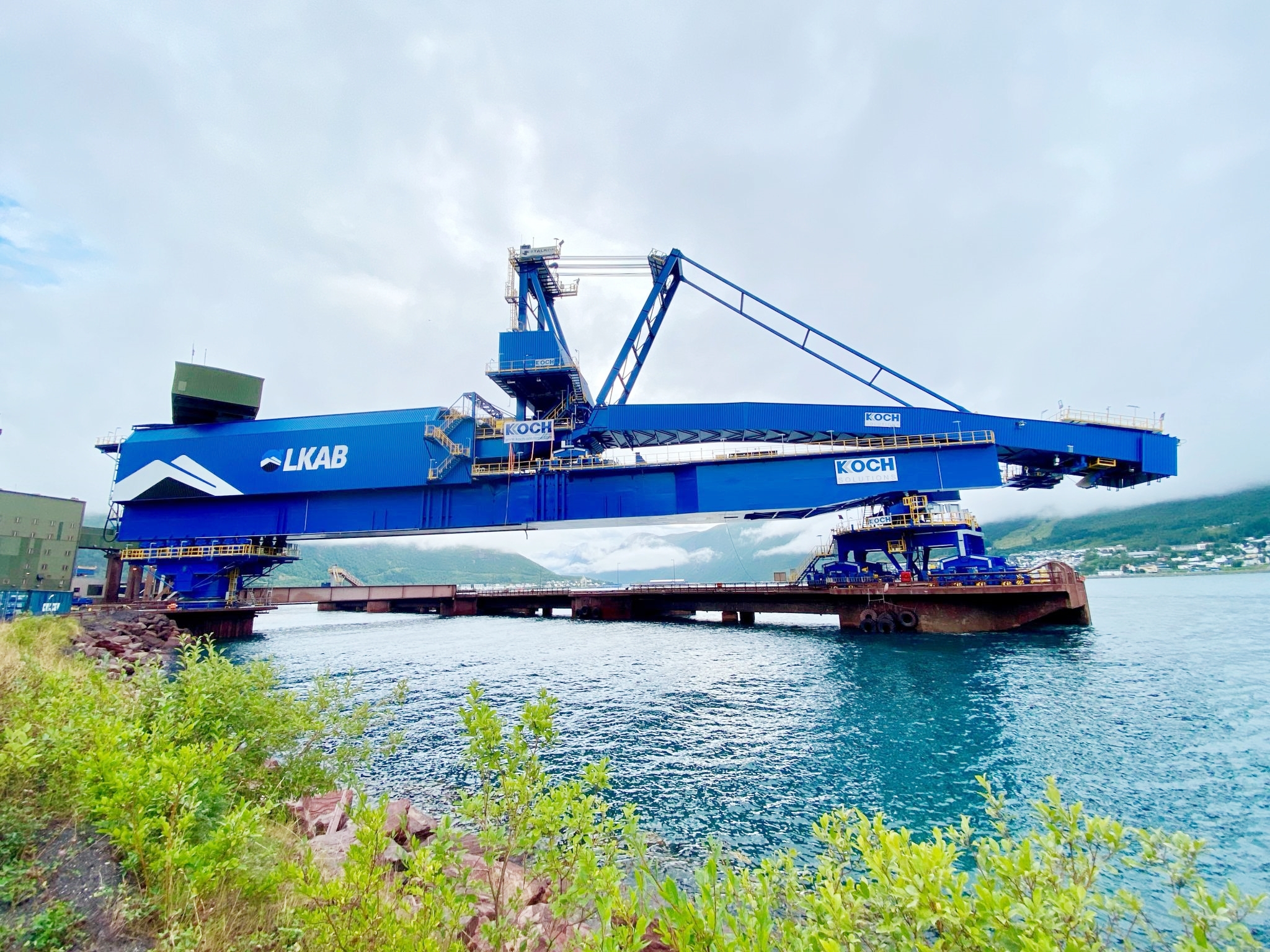KOCH Solutions大型装船机成功运抵客户码头(图2)