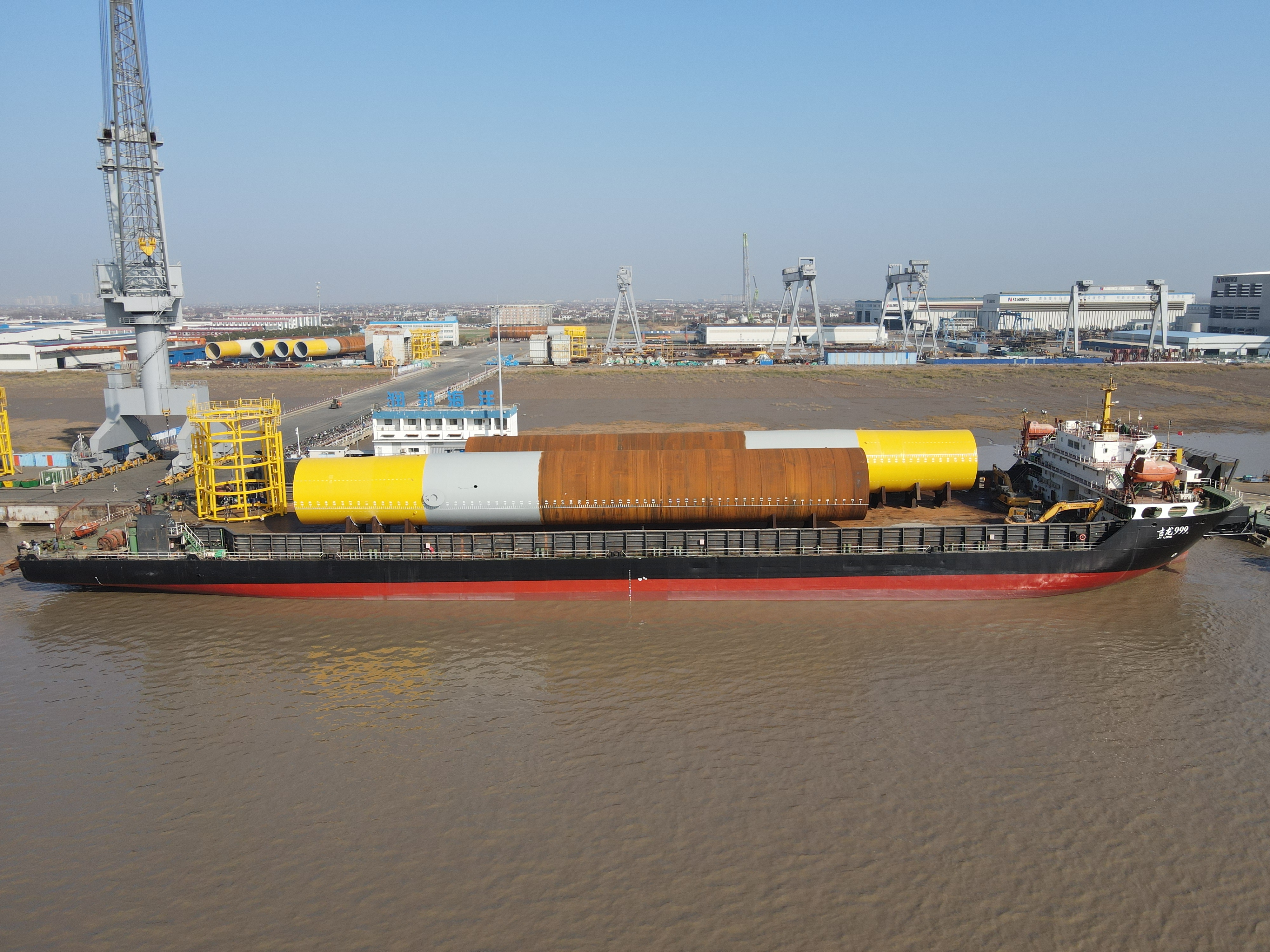 迎新年 保发运——子公司威廉希尔海洋顺利发运大连花园口海上风电项目多套单桩及套笼(图1)