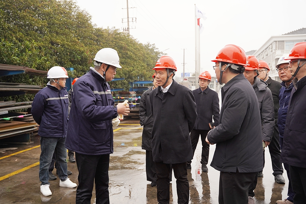 南通市崇川区区委书记胡拥军一行莅临子公司威廉希尔重机调研复工复产工作(图1)